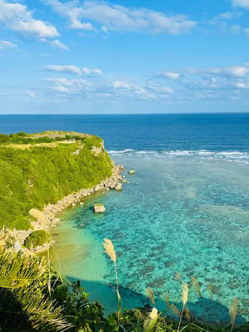 エメラルドの海と緑の断崖