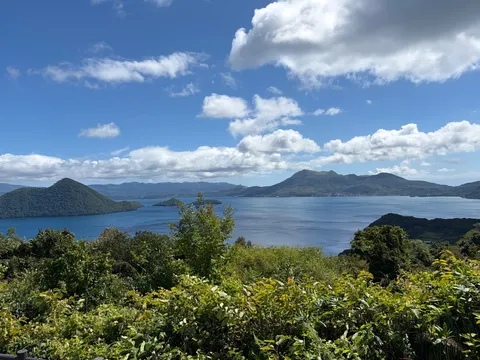 青い湖に映る穏やかさ