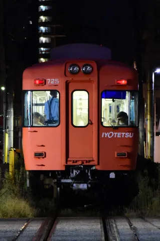夜の帳、オレンジ色の列車