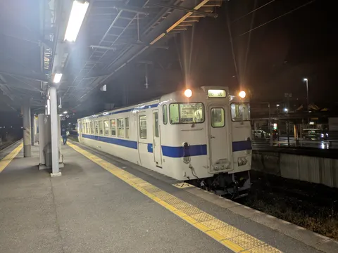 夜の駅に佇む列車の旅情