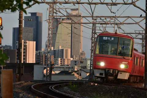 夕暮れの街と赤い列車