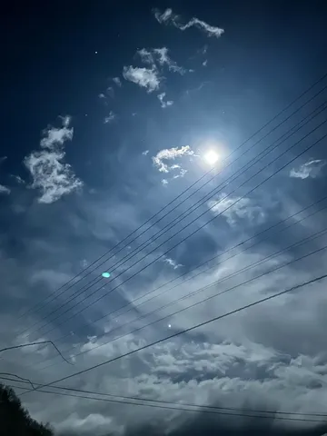 月明かりと電線、不思議な空模様