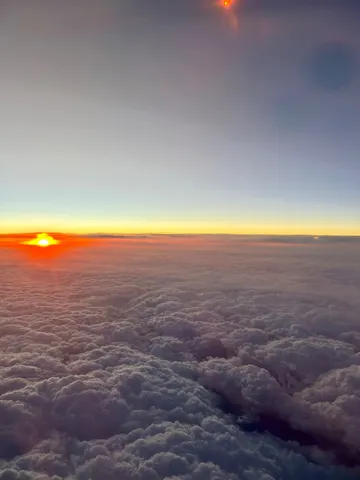 雲海に沈む夕日、空と海のアート