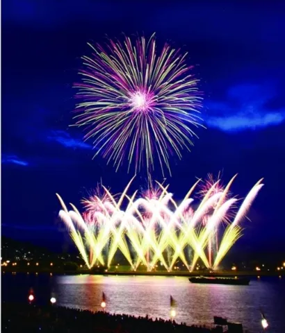 夜空と水面に咲く光の芸術