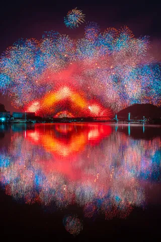 夜空と水面に咲く、光の競演