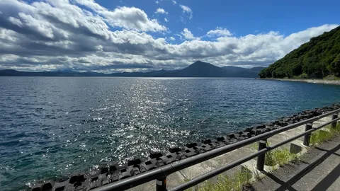 波光に揺れる静かな海景
