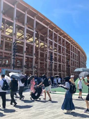 木漏れ日と木造建築