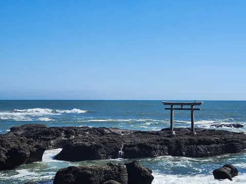 波と鳥居の静かな瞬間