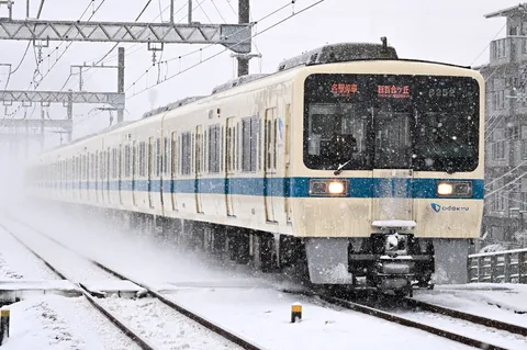 雪煙を上げる冬の列車
