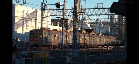 都会の鉄道と夕日のコントラスト