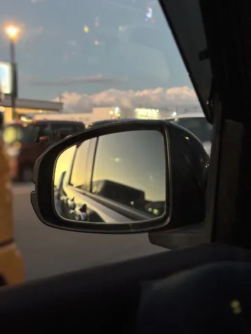 夕暮れと車窓の静かな風景