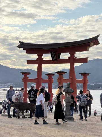 鳥居と鹿、そして旅の情景