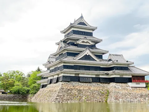 水面に佇む古城の美