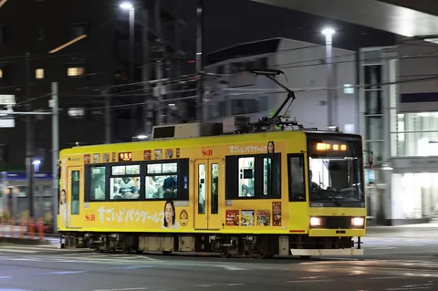 夜の街を駆ける黄のトラム