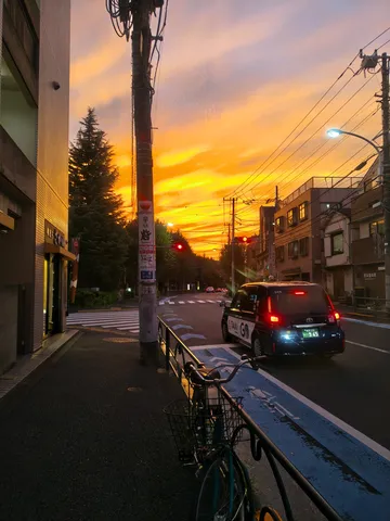燃える夕焼けと街路
