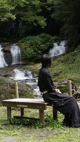 緑深き滝、静寂のベンチ