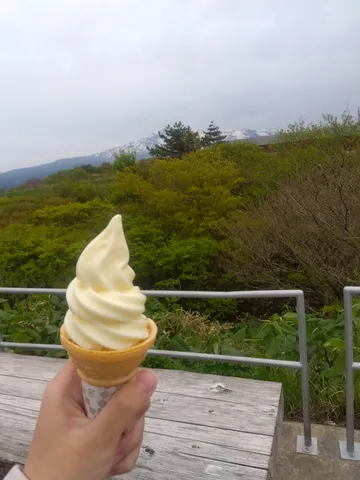 雪山を背景にソフトクリーム