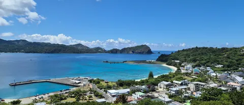 青い海と穏やかな港町