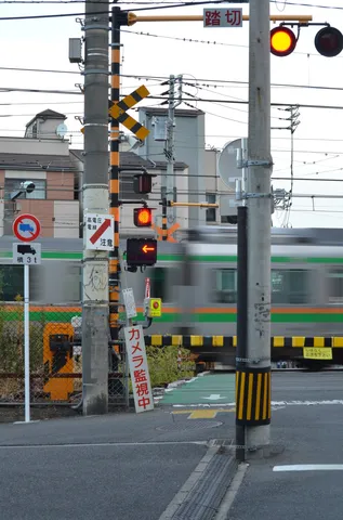踏切の灯火、列車の気配