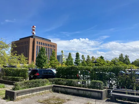 青空とビルのコントラスト
