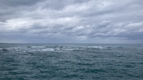 雲が多い日の海景色