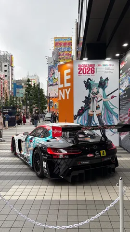 ポップな街に現れたGTカー
