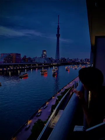 夜空と水面を彩る都会の光
