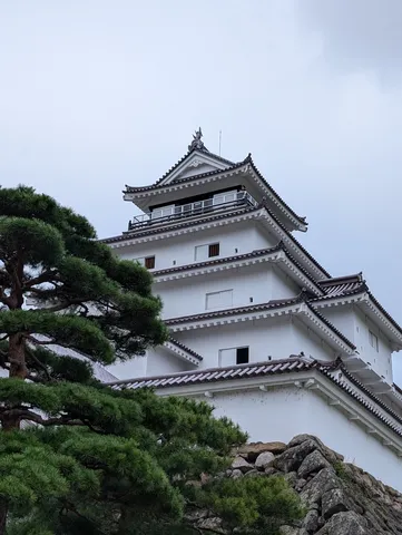 雲間に浮かぶ白亜の城