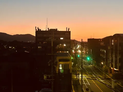 都会の夕暮れ、灯る街の光