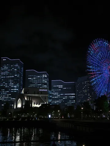 夜景に輝く観覧車と街の灯り