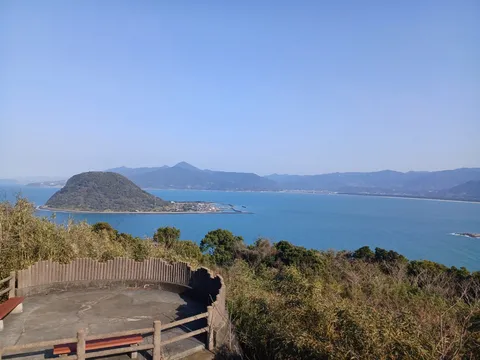 青い海と緑の島、穏やかな時間