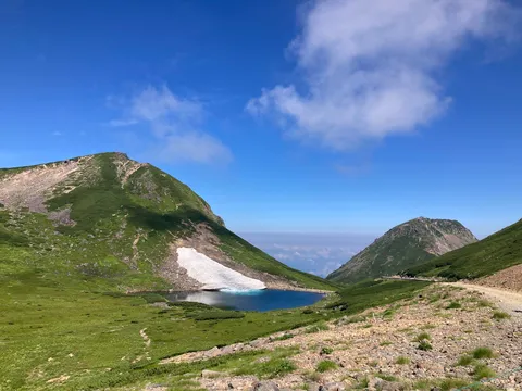 夏の名残、青い湖と緑の山
