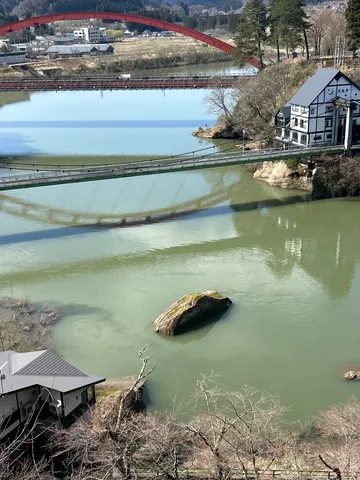 水面を駆ける赤い弧の影