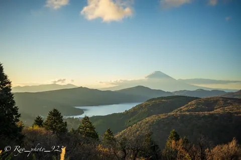 夕暮れに浮かぶ富士山と湖