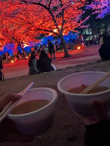 夜桜の下で、温かい一杯
