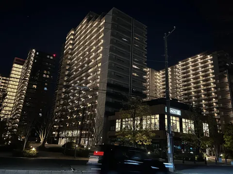 夜景に浮かぶ高層マンション
