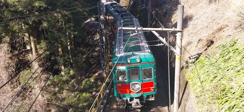 頭上から狙われた緑の特急！