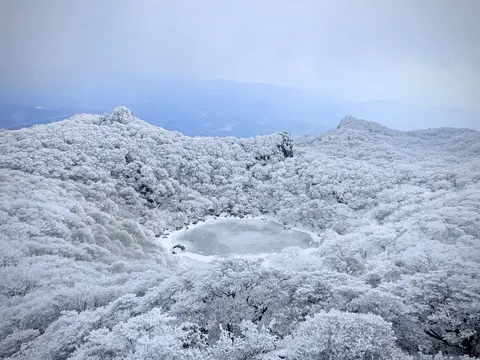 冬景色の卷积で凍った湖