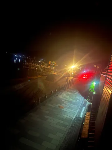 夜の港、光のコントラスト