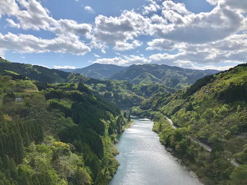 雲の下、川の大舞台