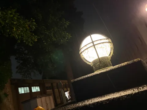 雨粒がきらめく夜の灯り