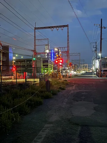 信号が灯す、夜の鉄道風景