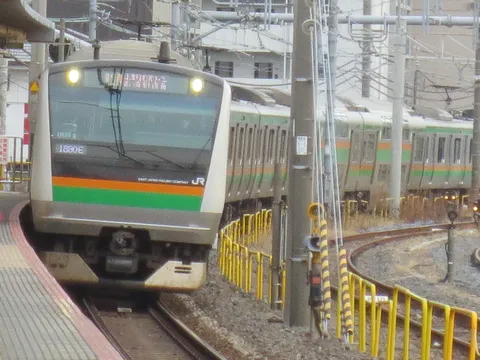 朝のホームを滑る列車
