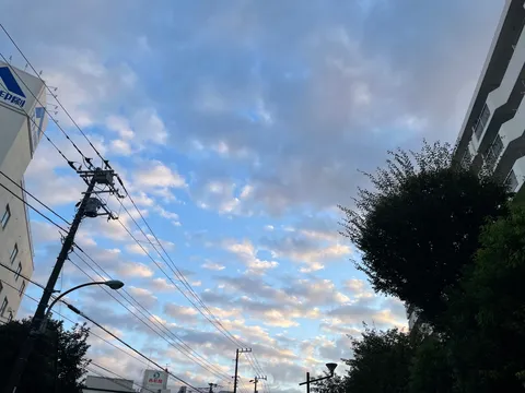 都会の空に広がる雲のキャンバス