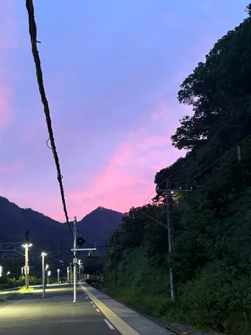 駅のホーム、茜色の空