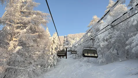 雪景色をゆくスキーリフト