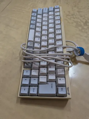 ケーブルが主役？ キーボードの隠れた日常