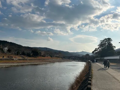 川沿いの散歩道、旅情を誘う空模様