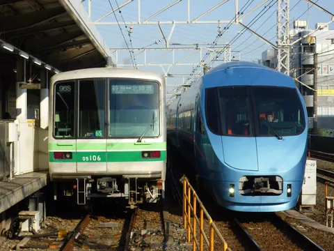 交差する二つの列車の情景