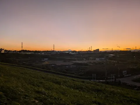 茜空と街並み、遠くの富士